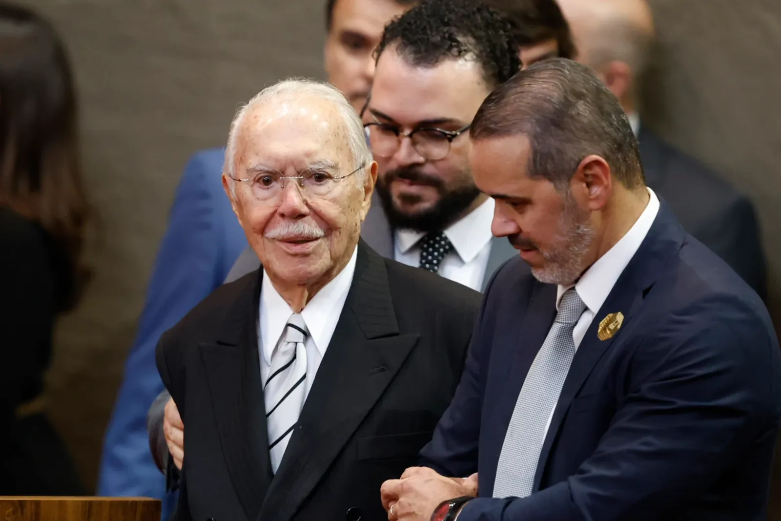 José Sarney segue na UTI após cirurgia para desobstrução intestinal