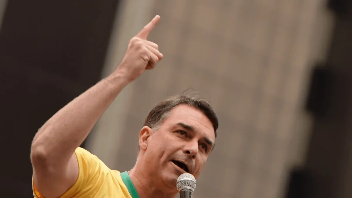 Flávio Bolsonaro minimiza quebra de sigilo em investigação sobre o Banco Master
