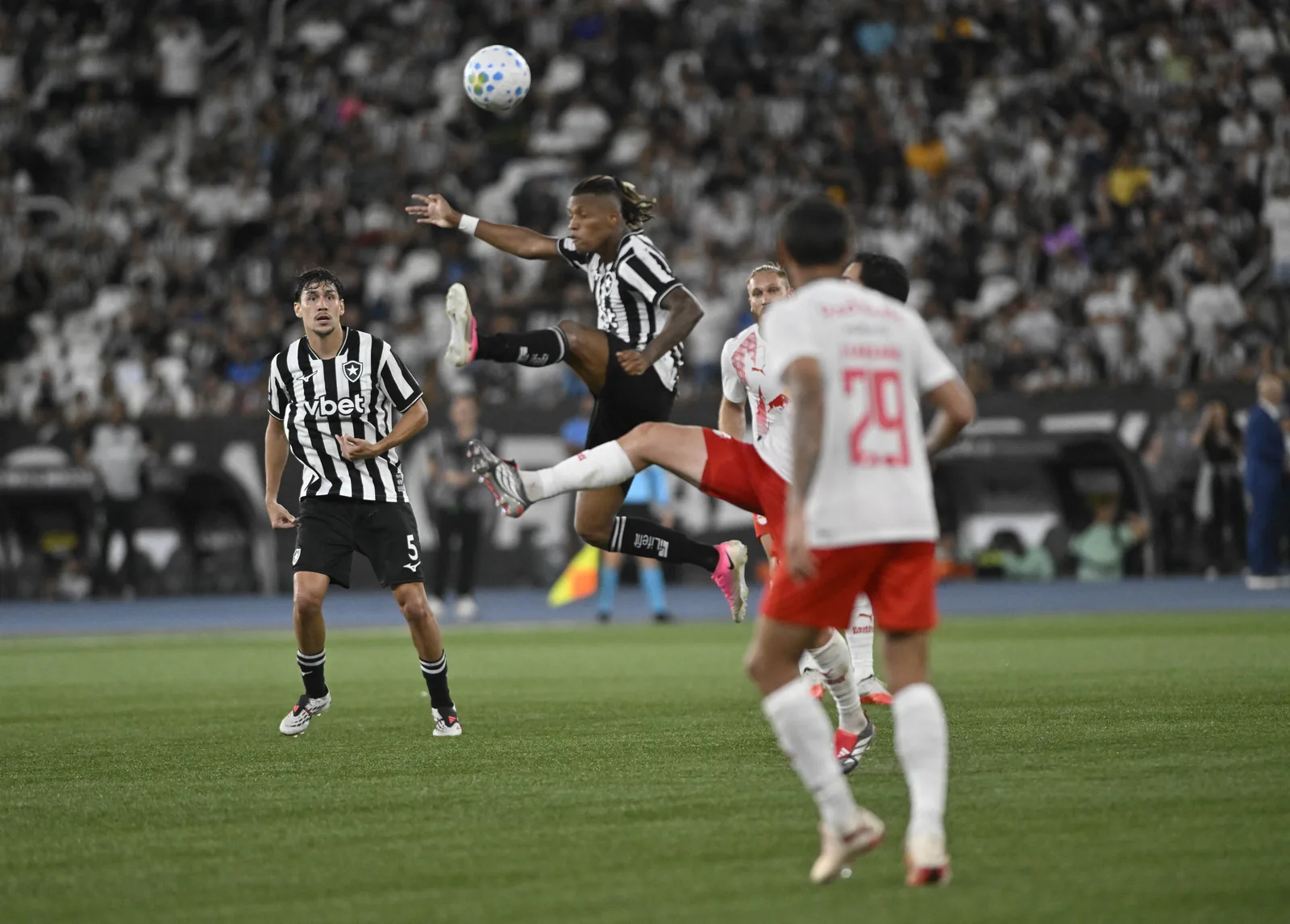 Botafogo prepara novo comando com decisões sobre reforços e Ziyech