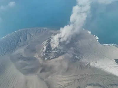 Erupção do Anak Krakatau interrompe operações em oito aeroportos da Indonésia