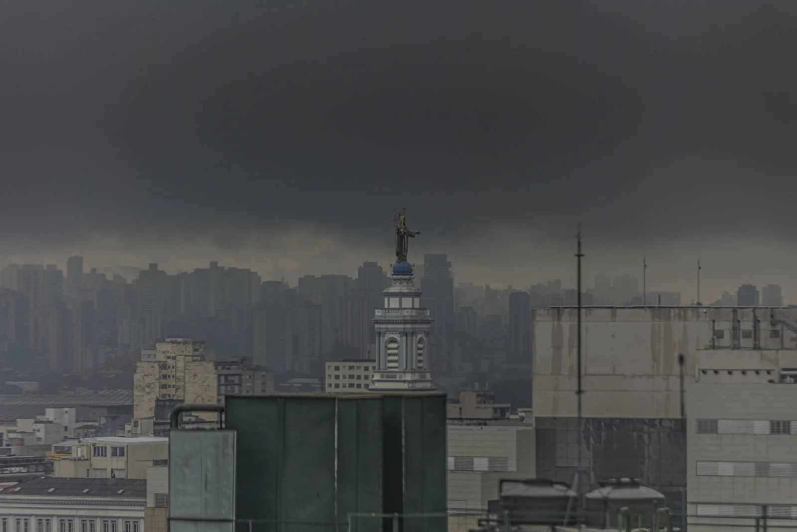 Cinco regiões de São Paulo entram em alerta para tempestades e ventos fortes