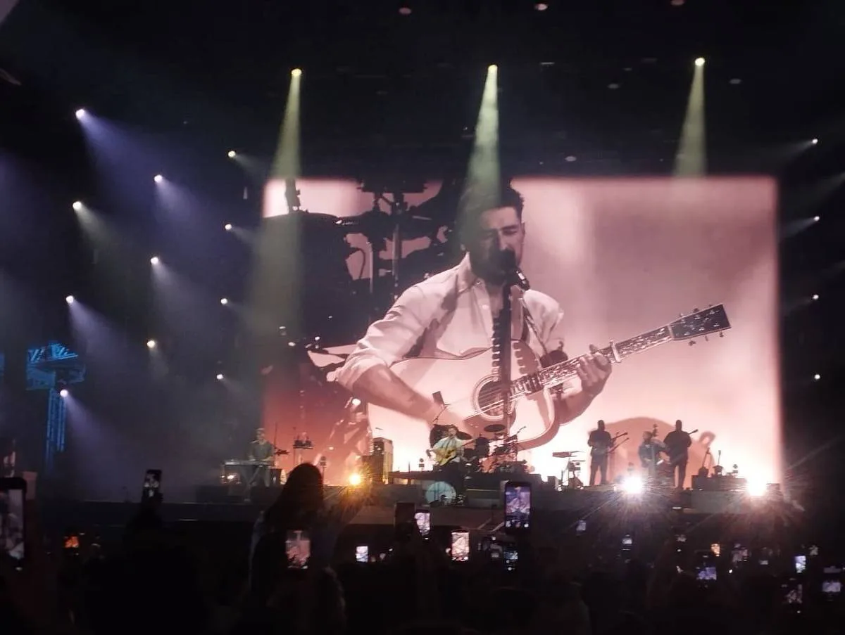 Mumford and Sons leva repertório folk ao palco Sunset em noite de chuva