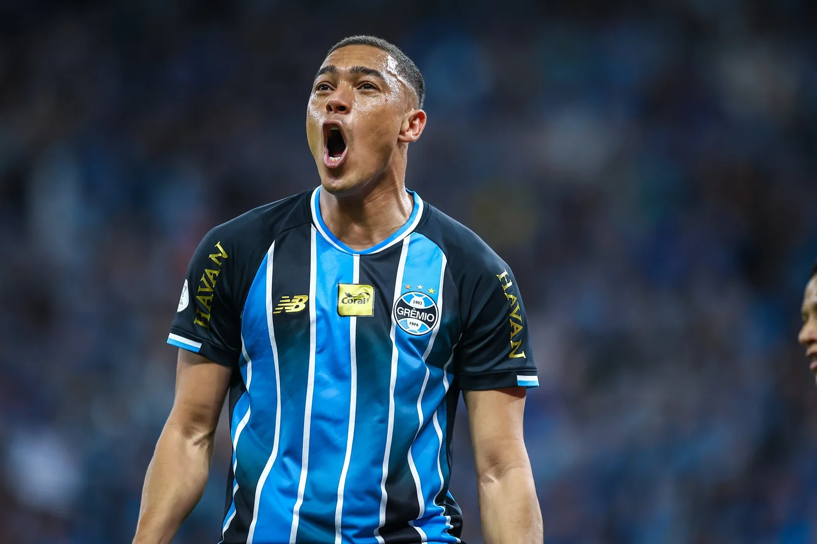 Grêmio negocia permanência de Carlos Vinicius após atuação decisiva no Gre-Nal