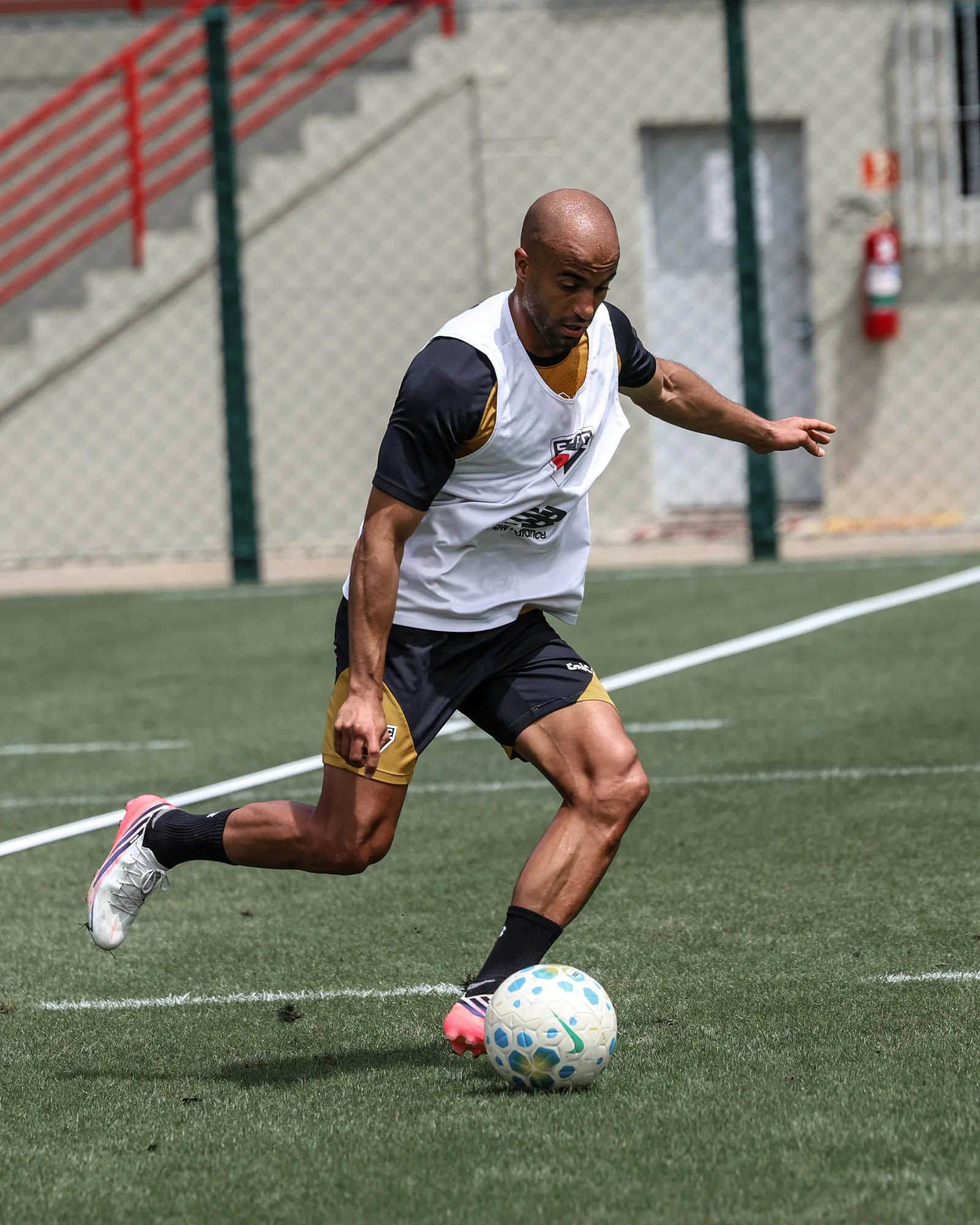 Lucas faz último teste em Cotia antes de possível retorno ao São Paulo