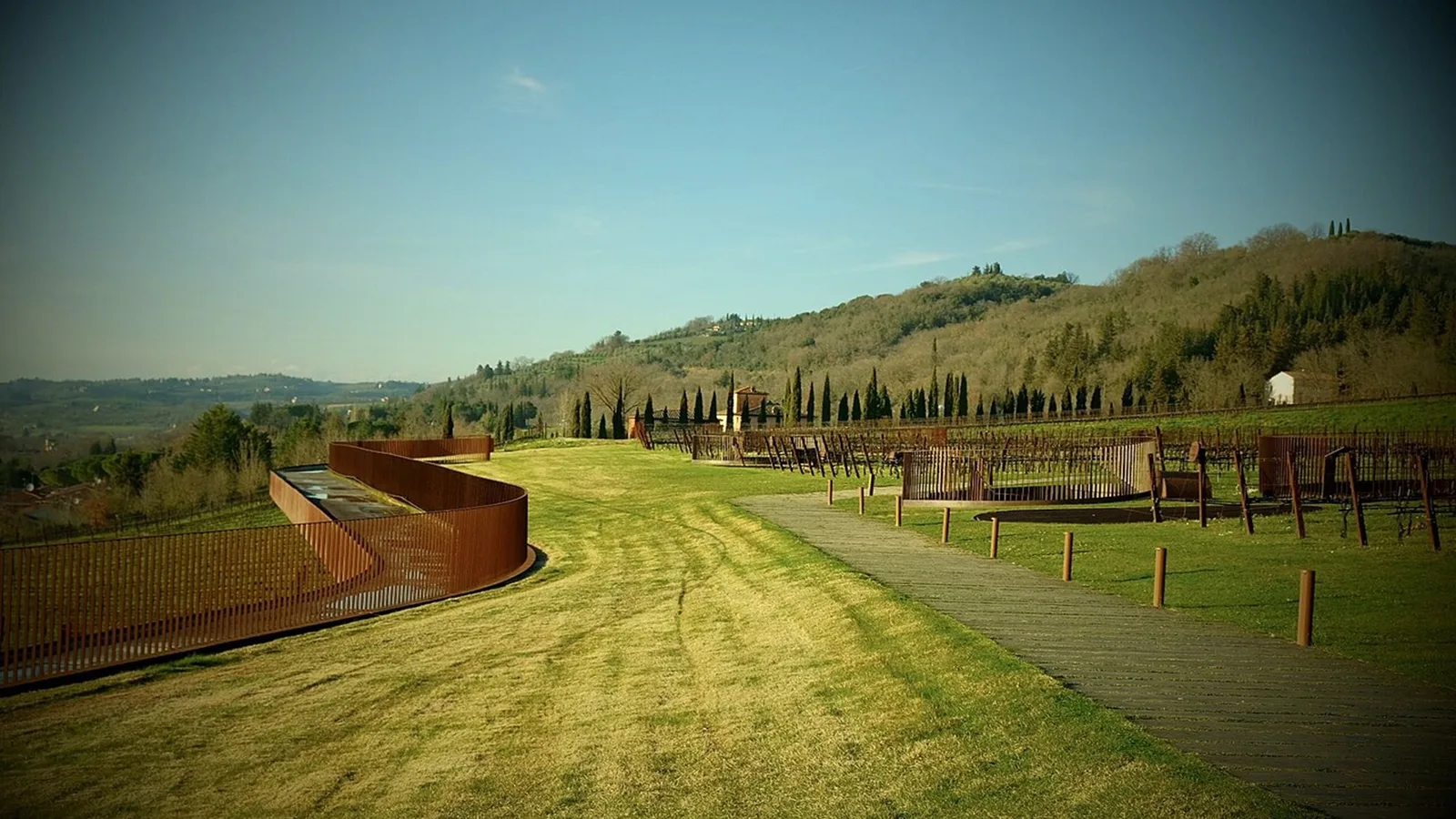 Quadrilha leva 30 mil garrafas de vinho de depósito na Toscana