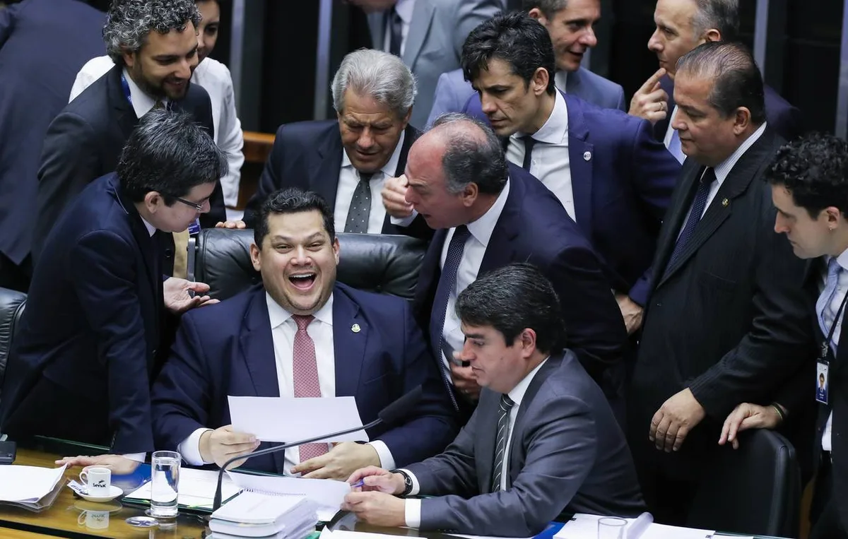 Alcolumbre acelera debate sobre fim da escala 6x1 no Senado