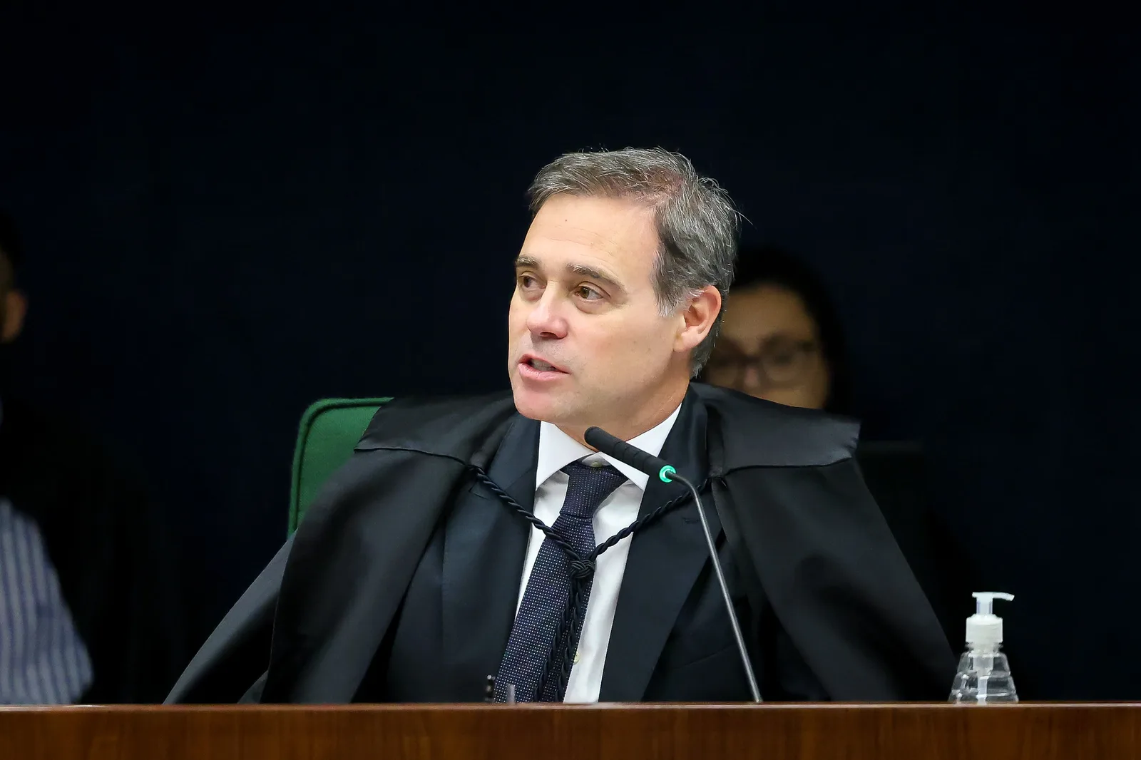 Mendonça afasta diretores da PF e cita precedentes do STF