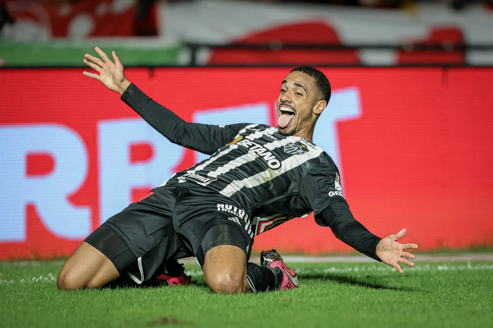 Rômulo Júnior se apresenta ao Criciúma após passagem pelo Sporting