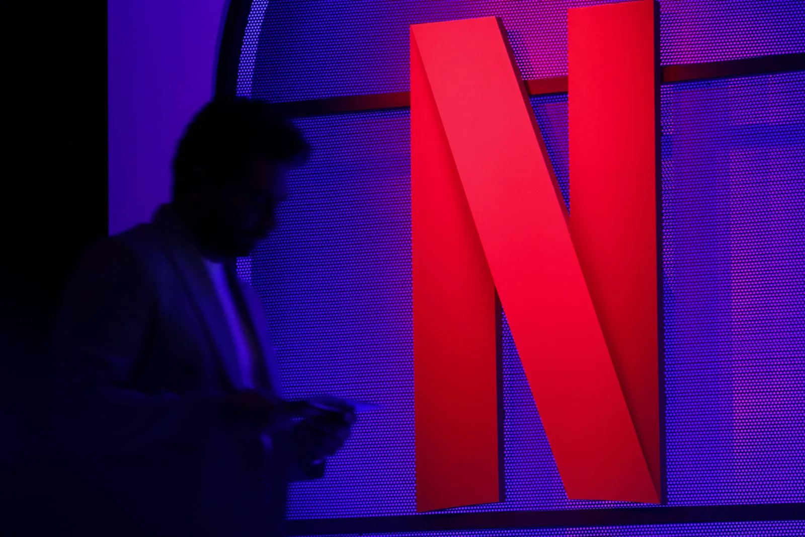 Netflix corta cerca de 1.000 funcionários e muda preços dos planos
