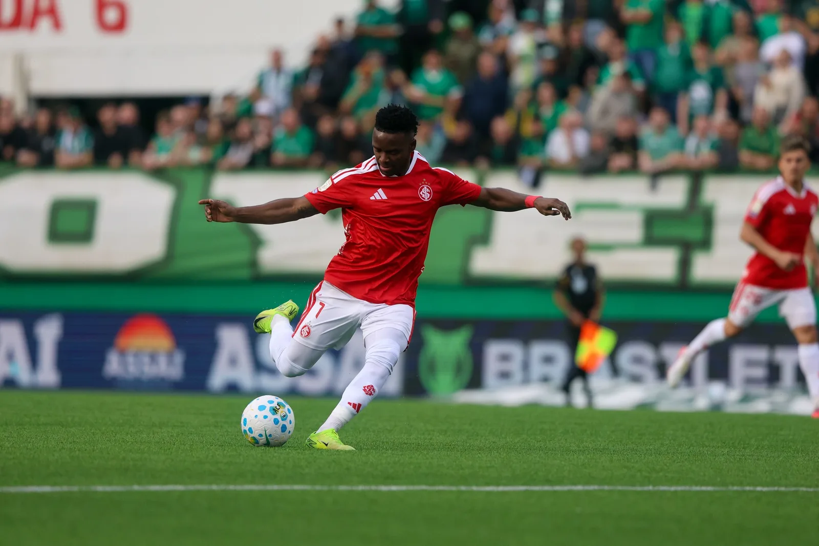 Carbonero decide vitória do Inter e chega a sete gols no Brasileirão