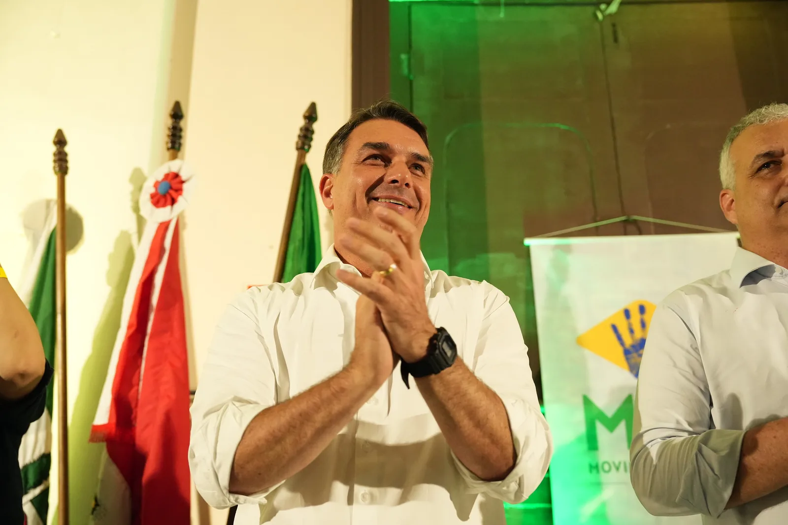 Flávio Bolsonaro intensifica busca por voto útil antes do primeiro turno