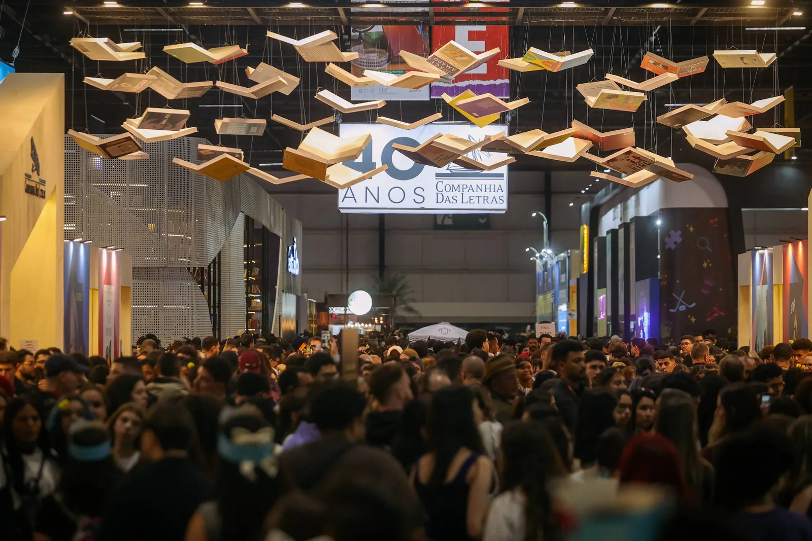 Bienal do Livro tem tumulto em encontro infantil e debate sobre dark romance