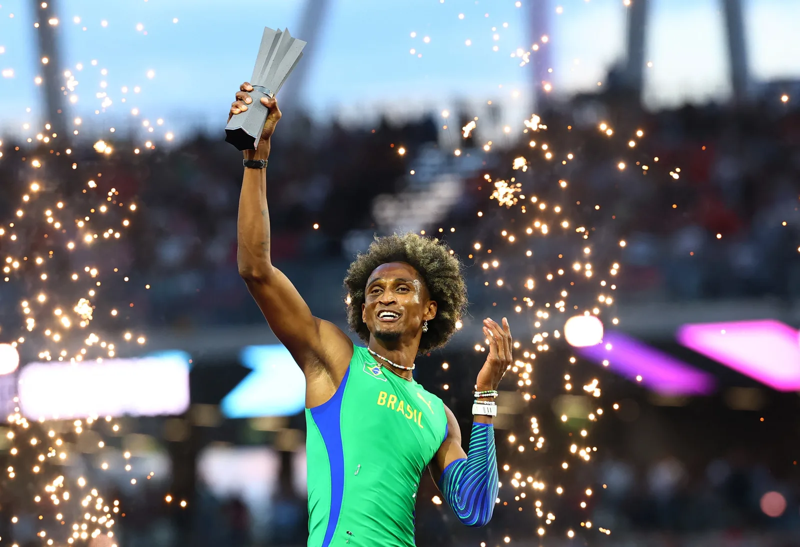 Alison dos Santos supera Rai Benjamin e fecha temporada sem derrotas