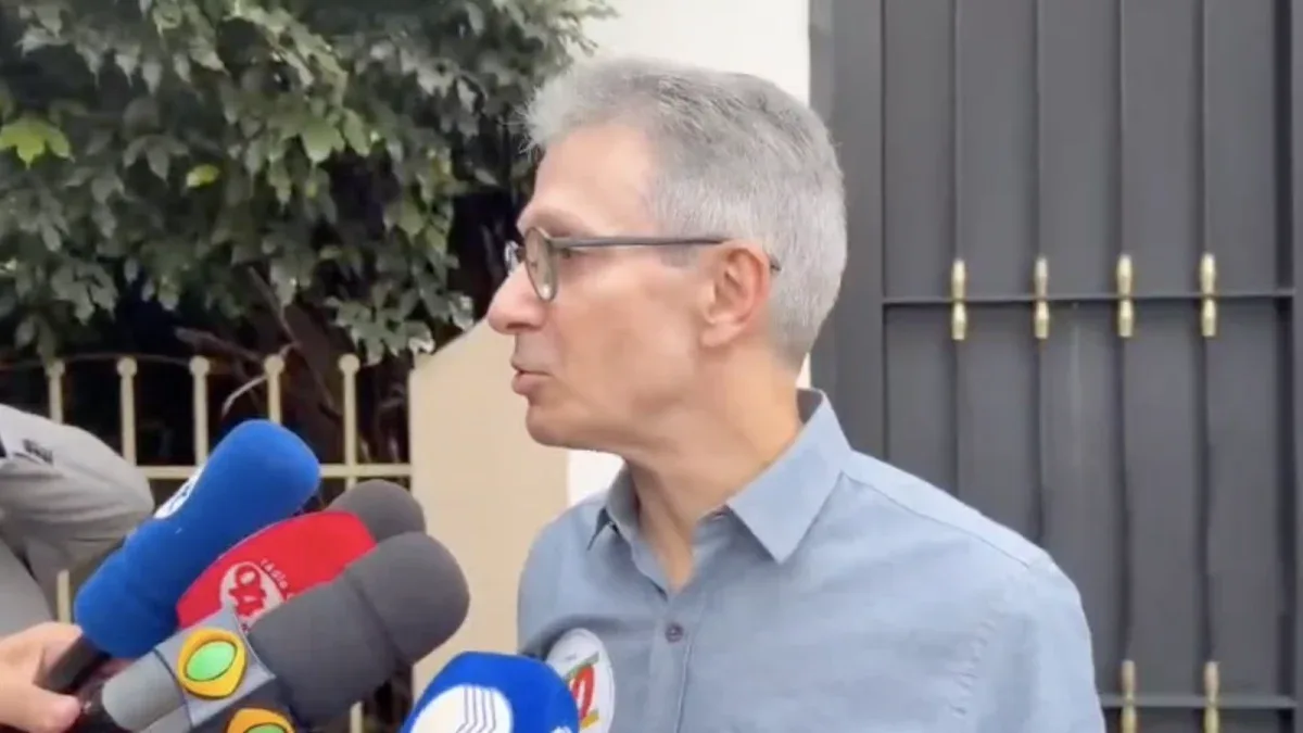 Zema questiona ação do MPE após levar celular à cabine de votação