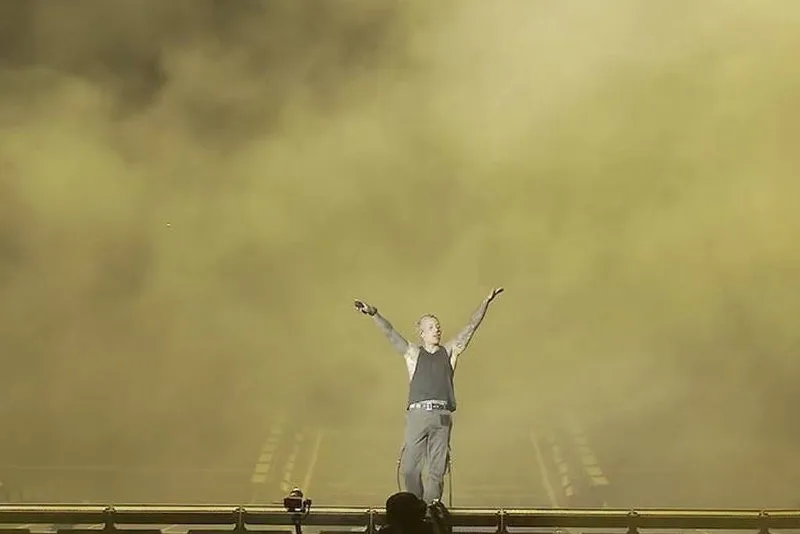 Oliver Sykes leva fã ao palco e declara amor ao Brasil no Rock in Rio