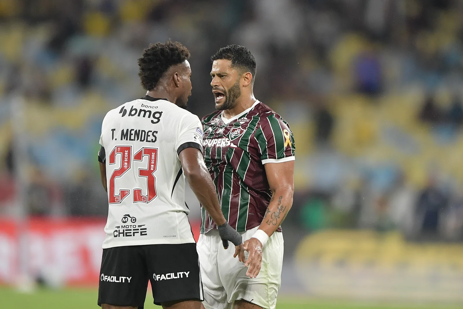 Hulk cobra padrão nas advertências durante clássico sem gols