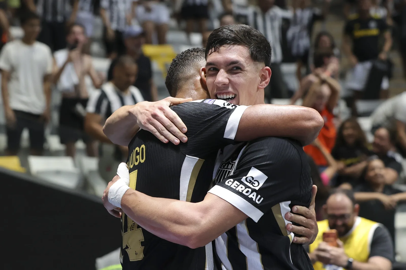 Atlético-MG vira sobre o Santos com gols de Vitor Hugo e Borbas