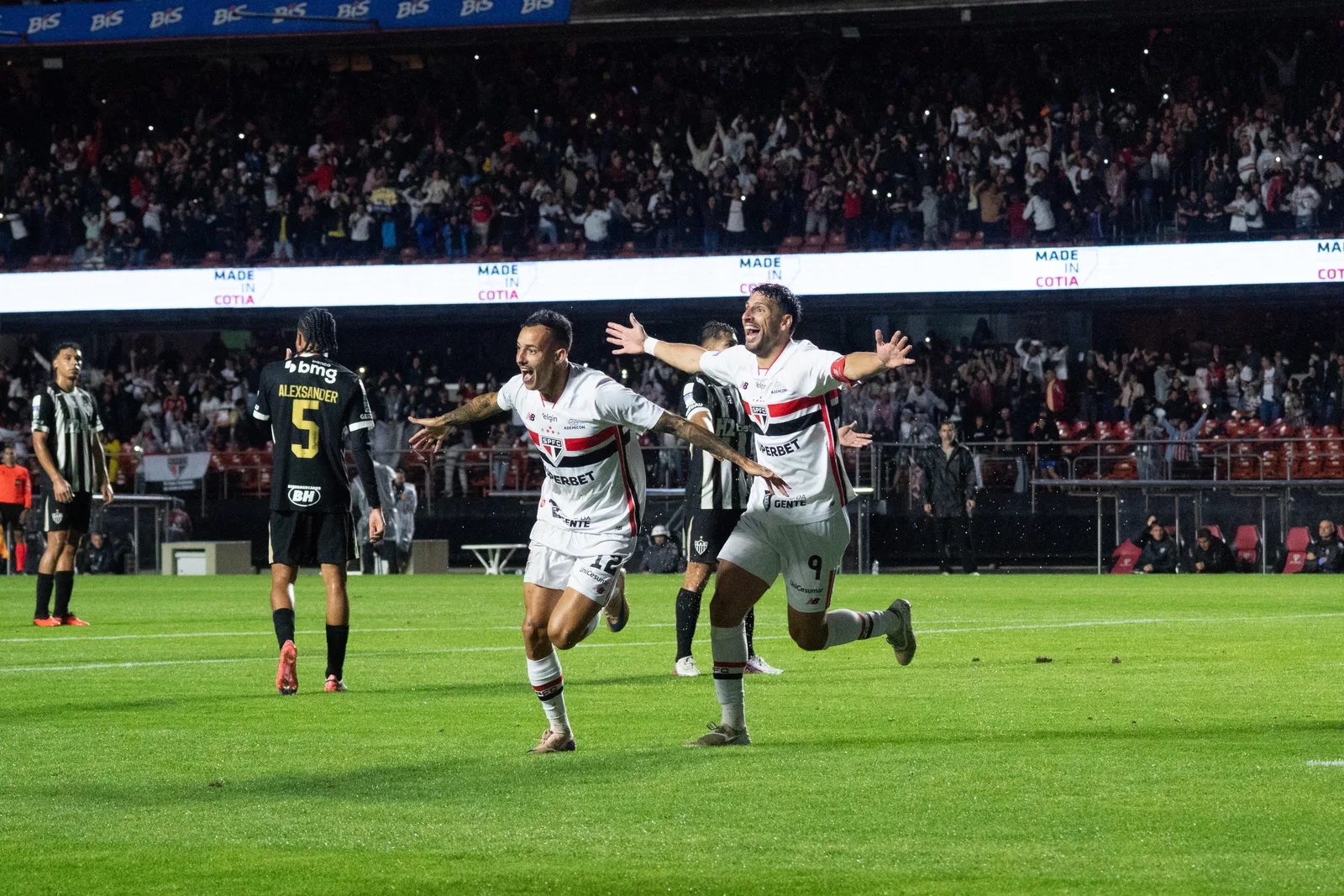 Premiação e retorno de Luciano entram na conta do São Paulo contra o Boca