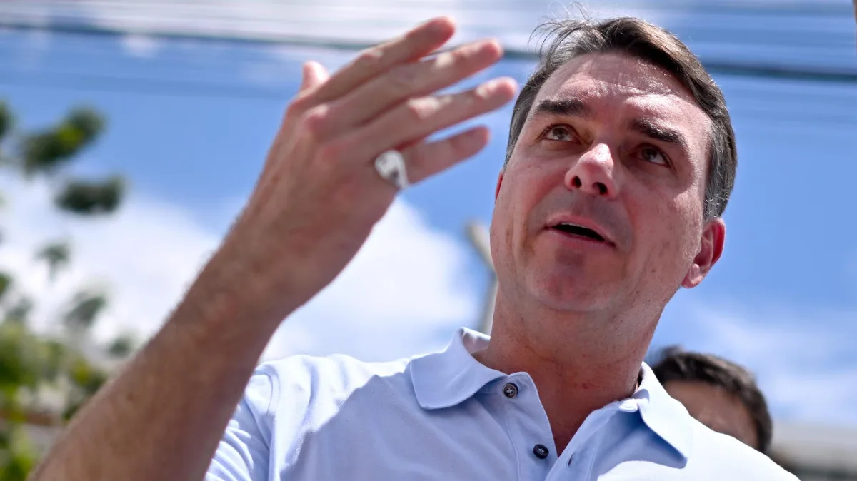 Flávio Bolsonaro critica decisão de Dino sobre comando da Polícia Federal