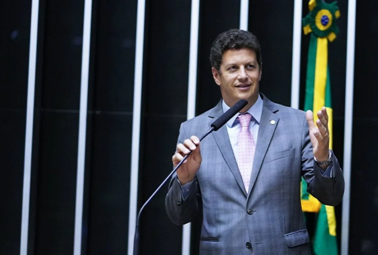 Salles defende autonomia entre patrões e empregados em debate sobre jornada