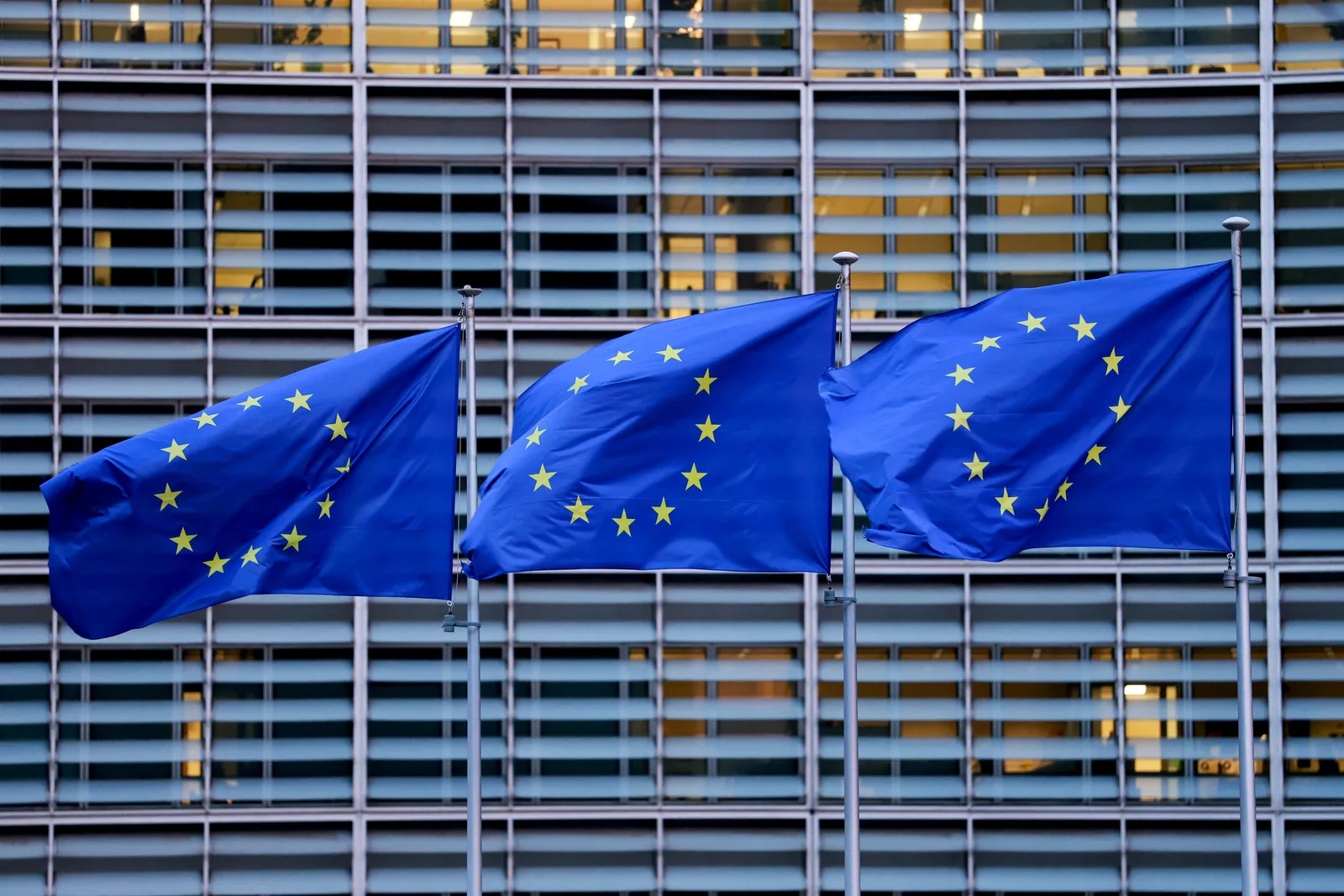 UE prevê multas e verificação de idade para proteger menores nas plataformas