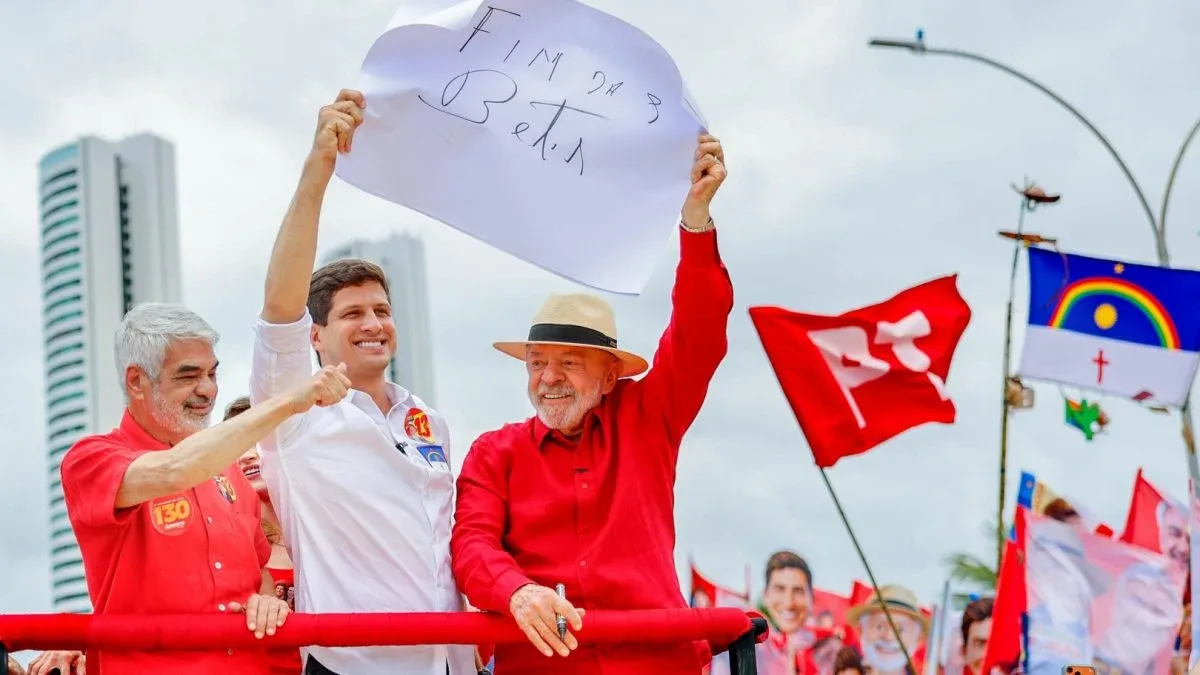 Lula relaciona negociações de Flávio Bolsonaro a Daniel Vorcaro em ato no Recife