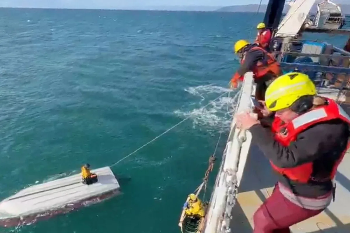 Adolescente sobrevive três dias à deriva após barco virar no Alasca